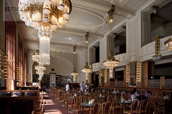 Innenraum des Cafe Kulecnjkyi im Gemeindehaus  Prag  Tschechische Republik  Europa