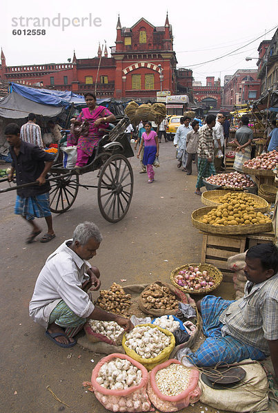 Street Ständen  Hand gezogen  Rikscha und alten kolonialen Backsteingebäude  New Market  Kolkata  Westbengal Zustand  Indien  Asien