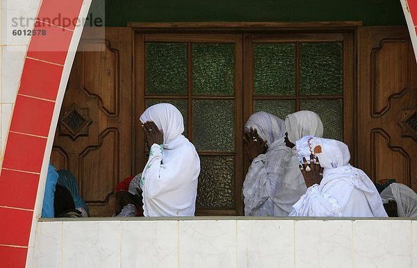 Freitag Gebete an der Göttlichkeit Moschee  Dakar  Senegal  Westafrika  Afrika