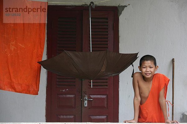 Young-buddhistischer Mönch  Luang Prabang  Laos  Indochina  Südostasien  Asien