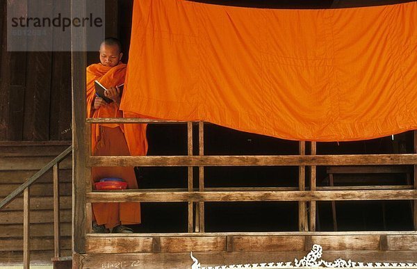 Mönch lesend  Vientiane  Laos  Indochina  Südostasien  Asien