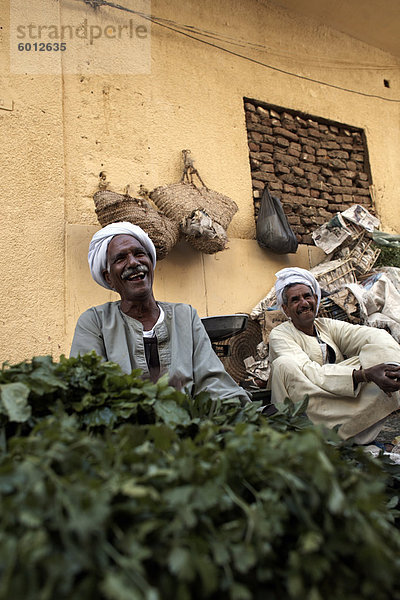 Händler lacht in Luxor Souq  Ägypten  Nordafrika  Afrika