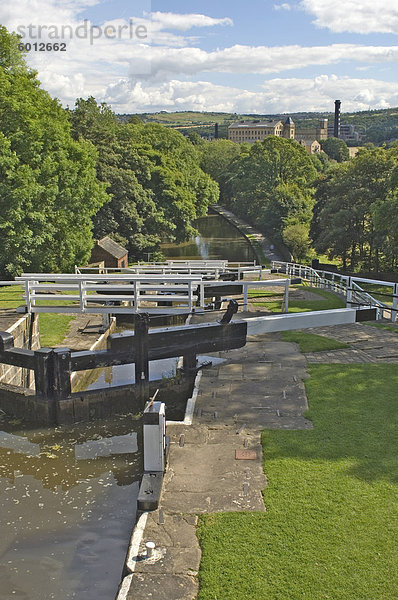 Blick von der Spitze der fünf Sperre Leiter am Liverpool Leeds Kanal  einschließlich einer Mühle  in Bingley  Yorkshire  England  Vereinigtes Königreich  Europa