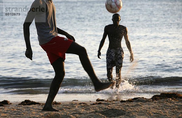 Fußball am Strand von Saly  Saly  Thies  Senegal  Westafrika  Afrika