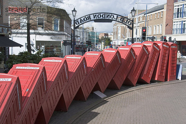 Rote Telefon Feld Skulptur Out of Order von David Auslastung Kingston Upon Thames  Surrey  England  Vereinigtes Königreich  Europa