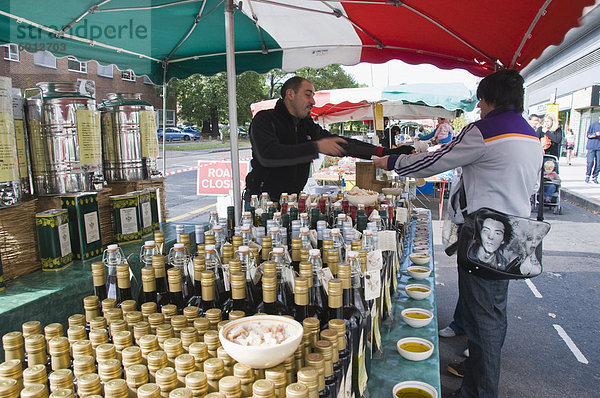 Olivenöl-Stand auf dem italienischen Markt in Walton-on-Thames  Surrey  England  Vereinigtes Königreich  Europa