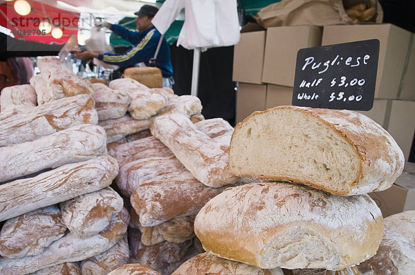 Brot-Stand auf dem italienischen Markt in Walton-on-Thames  Surrey  England  Vereinigtes Königreich  Europa