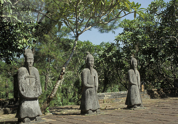 Statuen am Royal Mausoleen  Hue  Vietnam  Indochina  Südostasien  Asien