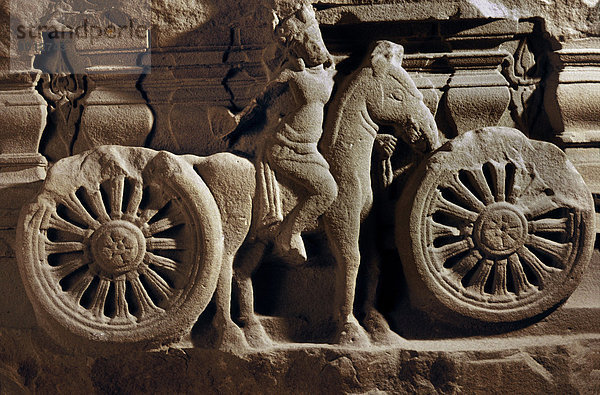 Reiter und Streitwagen auf einem Podest Fragment  Sandstein  aus Khuong meine  Da Nang-Museum  Vietnam  Indochina  Südostasien  Asien