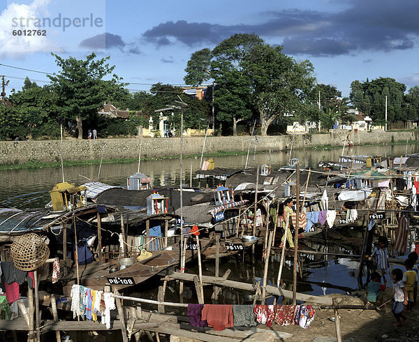 Hausboote an einem Kanal  Hue  Vietnam  Indochina  Südostasien  Asien