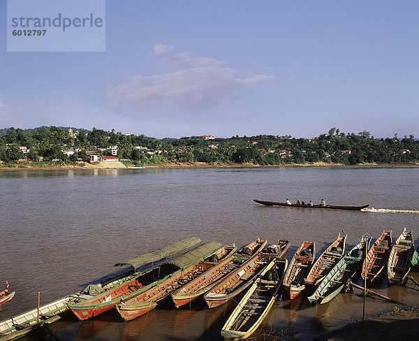 Am Mekong Fluss in Chiang Khong  Blick über nach Laos auf der gegenüberliegenden Bank  Thailand  Südostasien  Asien