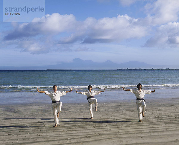 Personen White Crane Silat  eine alte Kampfkunst  die jetzt zur Übung am Jimbaran Beach  Bali  Indonesien  Südostasien  Asien