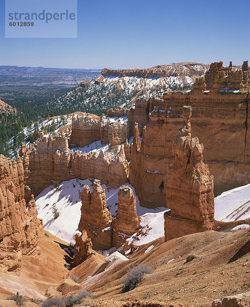 Schnee auf Fialen und Felsformationen im Bryce Canyon National Park in Utah  Vereinigte Staaten von Amerika  Nordamerika