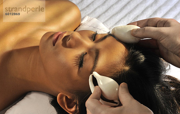 Kokosöl massage mit Muscheln  Le Spa im Sofitel Manila  Philippinen  Südostasien  Asien