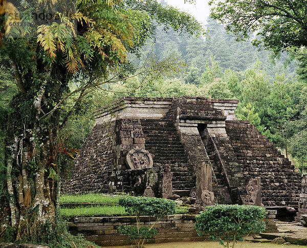 Candi Sukuh aus dem 15. Jahrhundert  am Mount Lawu  Solo  Zentraljava  Indonesien  Südostasien  Asien & # 10  & # 10 & # 10