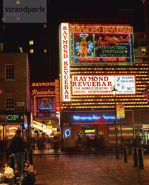 Die Raymond Revuebar mit Neon Zeichen in Rotlicht-Bereich in der Nacht  Soho  London  England  Vereinigtes Königreich  Europa