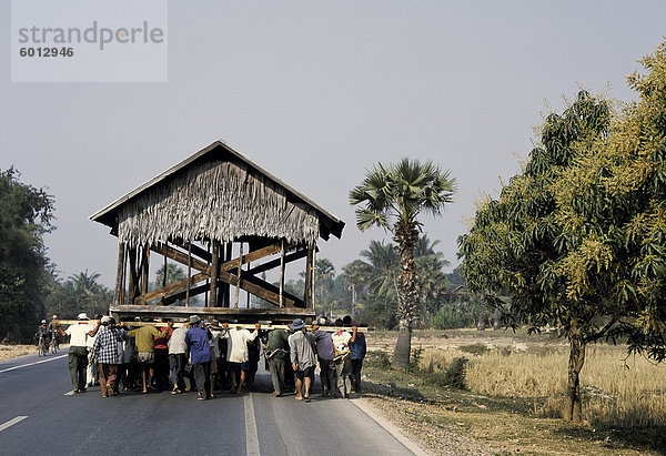 Wohnhaus Transport Menschliche Schulter Schultern Landwirtin Südostasien Vietnam Asien Kambodscha Siem Reap