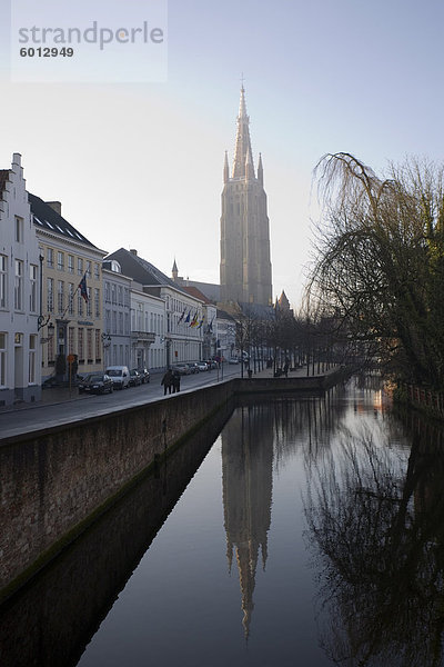 Suche Südwesten entlang Dijver  in Richtung The Church of Our Lady (Onze Lieve Vrouwekerk)  Brügge  Belgien