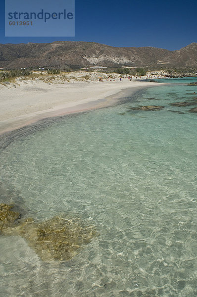 Weißer Sand und smaragdgrünen Meer bei Elafonisi in westlichen Kreta  griechische Inseln  Griechenland  Europa