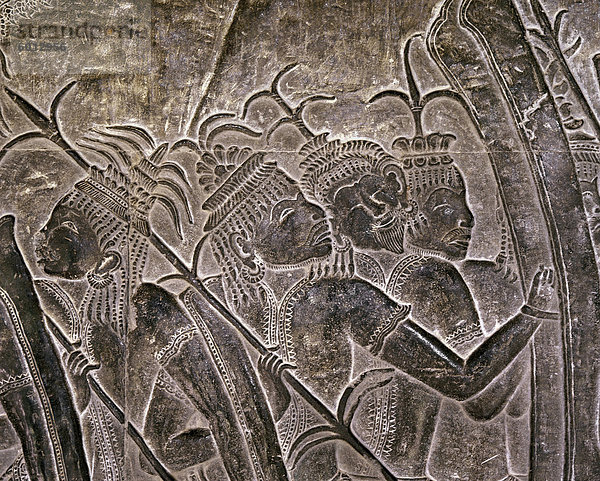 Detail von Anfang des 12. Jahrhunderts Reliefs mit späteren Ergänzungen in der Galerie zeigen die thailändischen Menschen marschieren als verbündete Armee der Khmer  Angkor Wat  Angkor  UNESCO Weltkulturerbe  Kambodscha  Indochina  Südostasien  Asien