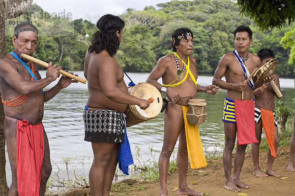 Embara Man traditionellen Instrumenten um Touristen zu ihrem Dorf  Dorf der Embera  Río Chagres  Panama  Mittelamerika zu begrüßen