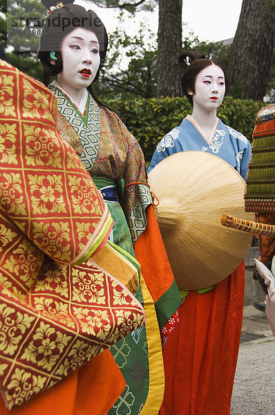 Frauen in Tracht des Gerichts Dominas Jidai Festival der Zeitalter begann im Jahr 1895 zum Gedenken an 1100 Jahre seit dem Beginn der Hauptstadt Kyoto  der Insel Honshu  Japan  Asien