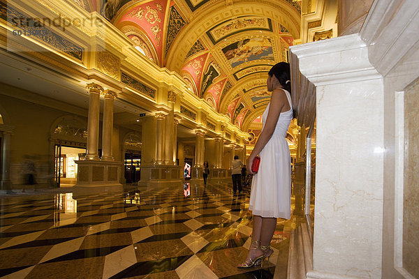 Chinesische Frau in The Venetian Casino and Resort Macau  China  Asien