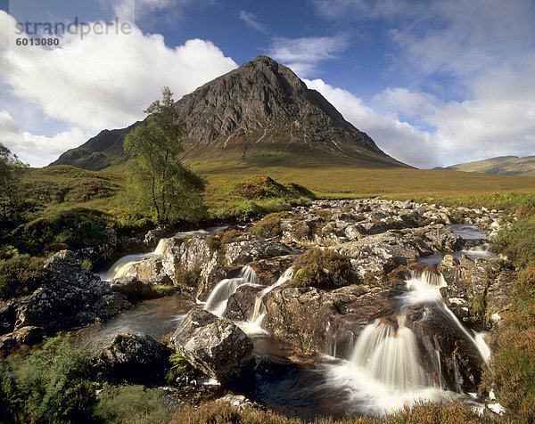 Wasserfall am Fluss Coupall  Buachaille Etive Mor im Hintergrund  Glen Etive  in der Nähe von Glencoe  Hochlandregion  Schottland  Vereinigtes Königreich  Europa