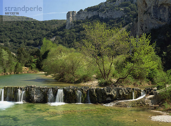 Landschaft von der Ibe River in der Nähe von Vallon-Pont de l ' Arc in Ardeche  Rhone-Alpes  französische Alpen  Frankreich  Europa