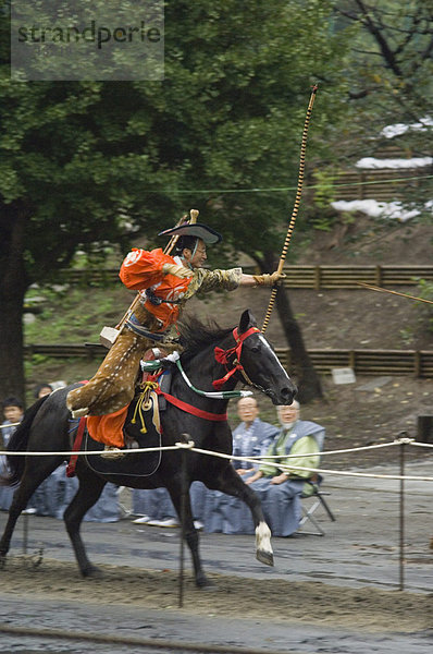 Tracht und Pferd  Zeremonie für Bogenschießen Festival  Tokyo  Japan  Asien