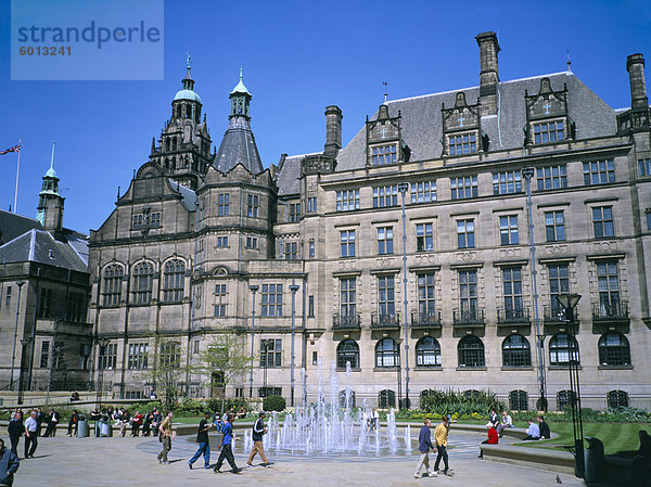 Frieden Garten Brunnen und Rathaus  Sheffield  South Yorkshire  Yorkshire  England  Vereinigtes Königreich  Europa