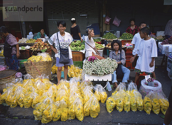 Verkauf von Blumen und Früchte aus Stände auf einem Straßenmarkt in Bangkok  Thailand  südöstlich Asien  Asien Frauen