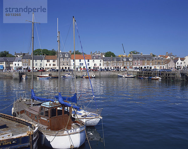 Boote auf dem Wasser und am Wasser bei Neuk of Fife  Anstruther  Schottland  Vereinigtes Königreich  Europa