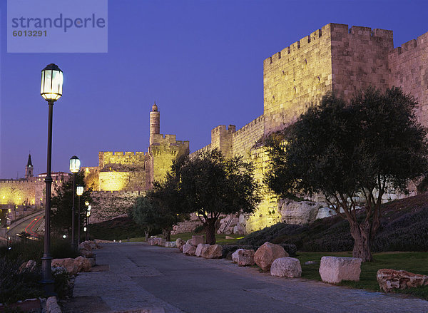 Wände Promenade und Davidsturm bei Dämmerung  Jerusalem  Israel  Naher Osten