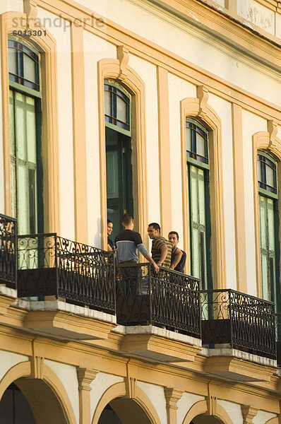 Junge Männer auf einem Balkon  Havanna  Kuba  Westindische Inseln  Mittelamerika
