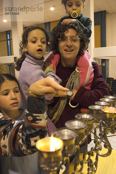 Mitglieder der Kol Haneshamah eine konservative Gemeinschaft  Beleuchtung die erste Kerze für Chanukka  die Kinder betrachten Kerzen Menora  Jerusalem  Israel  Nahost