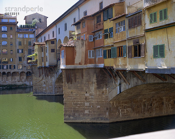 Gebäude auf der Brücke Ponte Vecchio  Florenz  UNESCO World Heritage Site  Toskana  Italien  Europa