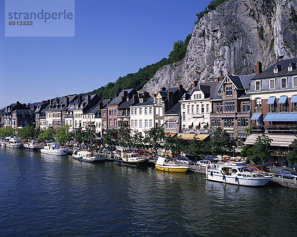 Boote Linie der Waterfront auf der Maas in der alten Stadt von Dinant in den Ardennen  Belgien  Europa