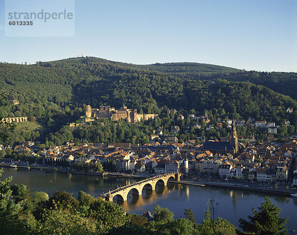 Luftaufnahme über Heidelberg  einschließlich der Neckar  die alte Brücke (Karl Theodor Bruke)  und Heidelberger Schloss  Baden Wurttemberg  Deutschland  Europa
