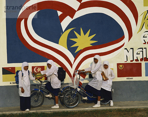 Muslimische Mädchen auf Fahrrädern in Malaysia  Südostasien  Asien