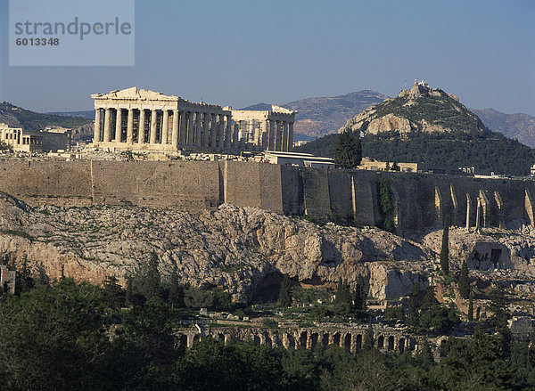 Akropolis  UNESCO-Weltkulturerbe  vom gegenüberliegenden Hang  Athen  Griechenland  Europa