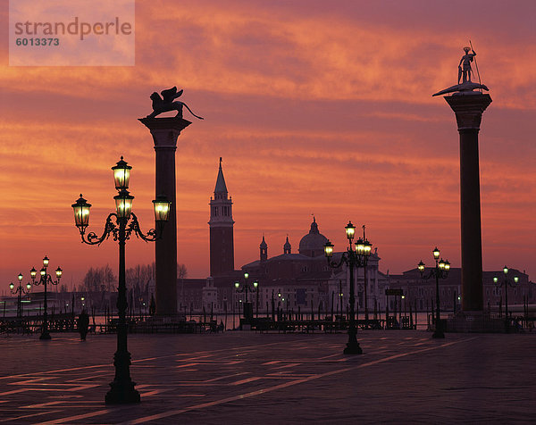 Blick über St. Marks Platz in Richtung San Giorgio Maggiore auf den Sonnenaufgang  Venedig  UNESCO Weltkulturerbe  Veneto  Italien  Europa