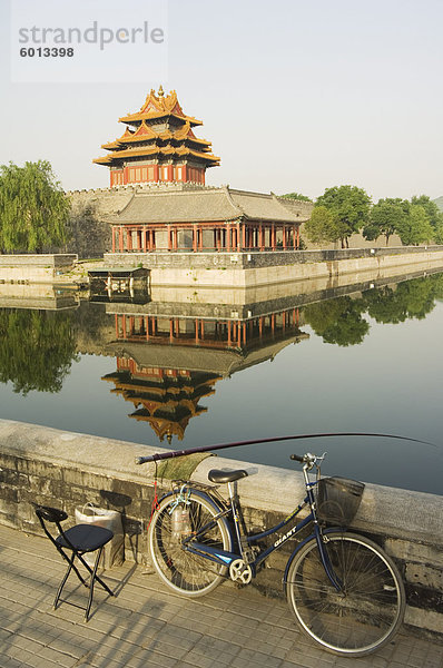 Angeln im Burggraben mit einer Reflexion der Palast Wand Turm des verbotenen Stadt Palastmuseums  UNESCO Weltkulturerbe  Beijing  China  Asien