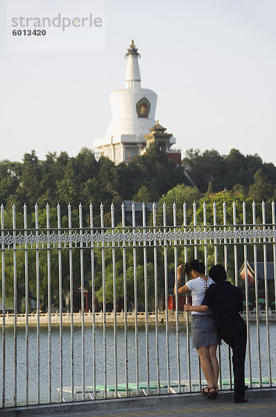 Baitai weiße Dagoba aus 1651 auf Jade Inselchen in Beihai-Park  Peking  China  Asien