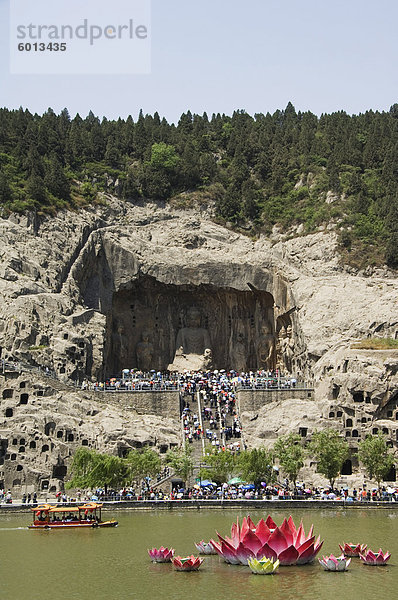 Geschnitzten Buddha-Statuen in Longmen-Höhlen  Dragon Gate Grotten  am Yi er Fluss aus dem 6. bis 8. Jahrhundert  UNESCO Weltkulturerbe  Provinz Henan  China  Asien