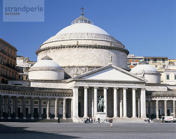 Piazza del Plebiscito und die Kirche San Francesco di Paola  Neapel  Kampanien  Italien  Europa