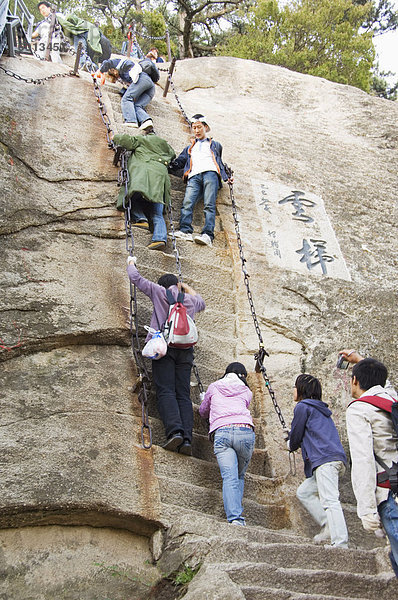 Menschen klettern die steilen Stufen in Hua Shan  erreichte ein Granit Berg  2160m  Provinz Shaanxi  China  Asien