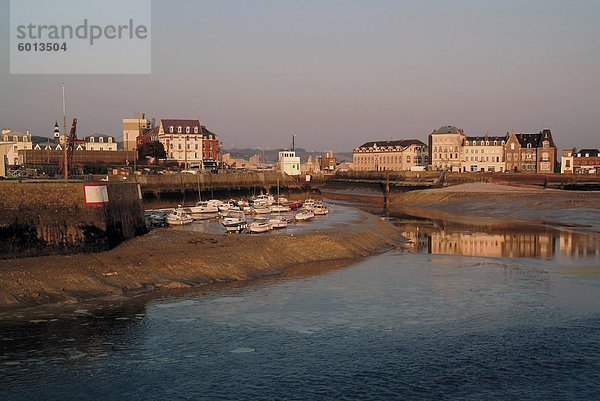 Angeln/Hafen von Le Tréport an der Mündung der Fluss Bresle  Seine Maritime  Normandie  Frankreich  Europa