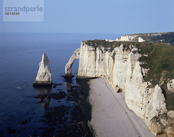 Weiße Kreide Klippen  Etretat  Cote dAlbatre  Normandie  Frankreich  Europa