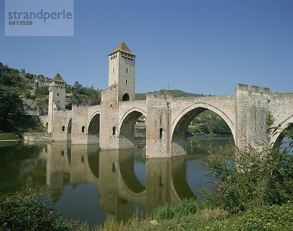 Reflexionen über die Brücke und die Türme von der Pont Valentre über den Fluss viel bei Cahors  im Tal des Dordogne-Lot  Midi-Pyrenees  Frankreich  Europa